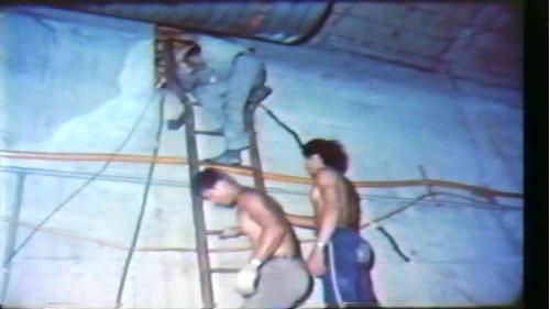 當沉埋管被拖至與先前沉埋管距離約5公尺處，並伸出垂直千斤頂，從指揮塔上預先留置的人孔通道，爬入沉埋管內加灌壓艙水，直到負浮力達到200噸至400噸左右，再把距離拉近到1.5到2公尺。
&nbsp;