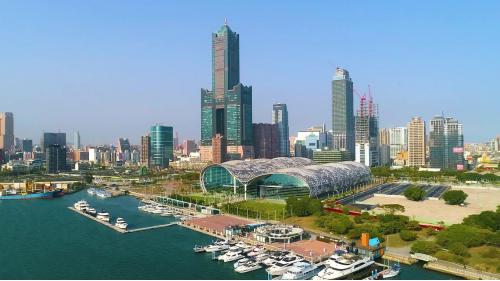 高雄港位於台灣高雄市，為中華民國四座國際商港之一，同時是臺灣第一大港、世界第15大港口，貨櫃吞吐量約占臺灣整體的港口貨櫃吞吐量四分之三，貨物吞吐量約占臺灣整體的港口貨物吞吐量二分之一。
&nbsp;