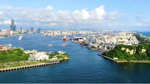 高雄港位於台灣高雄市，為中華民國四座國際商港之一，同時是臺灣第一大港、世界第15大港口，貨櫃吞吐量約占臺灣整體的港口貨櫃吞吐量四分之三，貨物吞吐量約占臺灣整體的港口貨物吞吐量二分之一。
&nbsp;