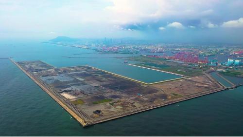 高雄港位於台灣高雄市，為中華民國四座國際商港之一，同時是臺灣第一大港、世界第15大港口，貨櫃吞吐量約占臺灣整體的港口貨櫃吞吐量四分之三，貨物吞吐量約占臺灣整體的港口貨物吞吐量二分之一。
&nbsp;