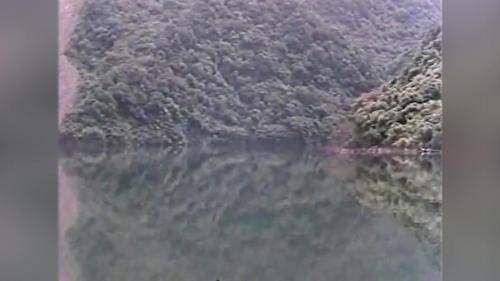 &nbsp;拱壩上游的集水面積大約303平方公里，蓄水量大約4億600萬平方公尺，專供台北地區自來水之需，水庫的工程佈局包括大壩一座、副壩一座，消能池、電廠、導水隧道，以及擋水壩。
