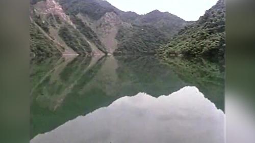&nbsp;拱壩上游的集水面積大約303平方公里，蓄水量大約4億600萬平方公尺，專供台北地區自來水之需，水庫的工程佈局包括大壩一座、副壩一座，消能池、電廠、導水隧道，以及擋水壩。