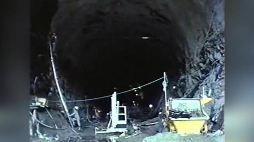 &nbsp;配合工程建有導水隧道一座，長386公尺、直徑10公尺，主體工程施工期間，就使用此隧道將溪流導引繞過施工區而下，使施工區得以乾涸便於施工。
