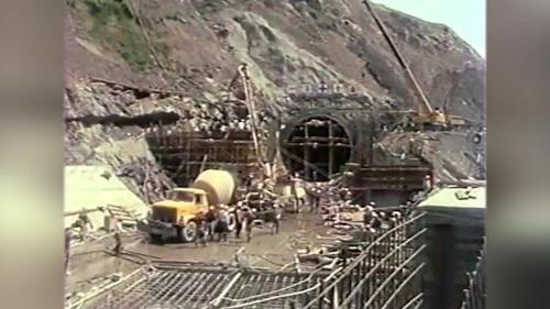 &nbsp;配合工程建有導水隧道一座，長386公尺、直徑10公尺，主體工程施工期間，就使用此隧道將溪流導引繞過施工區而下，使施工區得以乾涸便於施工。