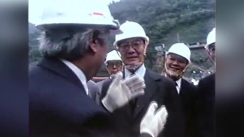 &nbsp;翡翠水庫主體工程於1981年中交由榮工處管理承建。榮工處首先全力攢趕導水隧道及上游擋水壩，導水隧道於1982年3月完成通水，上游擋水壩於1982年10月完成，發揮攔水功能。
