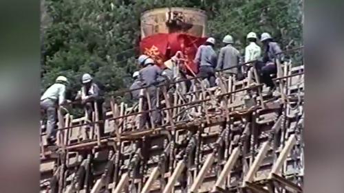 &nbsp;翡翠水庫主體工程於1981年中交由榮工處管理承建。榮工處首先全力攢趕導水隧道及上游擋水壩，導水隧道於1982年3月完成通水，上游擋水壩於1982年10月完成，發揮攔水功能。