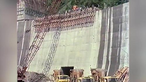 &nbsp;翡翠水庫主體工程於1981年中交由榮工處管理承建。榮工處首先全力攢趕導水隧道及上游擋水壩，導水隧道於1982年3月完成通水，上游擋水壩於1982年10月完成，發揮攔水功能。