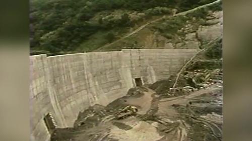 &nbsp;翡翠水庫主體工程於1981年中交由榮工處管理承建。榮工處首先全力攢趕導水隧道及上游擋水壩，導水隧道於1982年3月完成通水，上游擋水壩於1982年10月完成，發揮攔水功能。