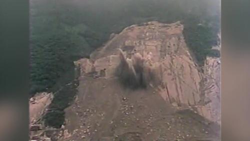 &nbsp;岩石炸鬆後，由重型推土機將以炸鬆的岩石由內向外逐層向邊坡推落，然後再開始次一階的預裂與爆破孔的鑽孔，如此逐階下降直至河底最下一階為止。