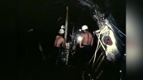 &nbsp;為配合各種清洗及回填灌漿作業，在壩址兩側坡面上，分別由坡面向地層內，以水平方向開挖交通隧道，每隔約8公尺距離開挖一道計共有十八道，這些交通隧道均與各自工作隧道縱橫交錯，總長度約近6000公尺。
