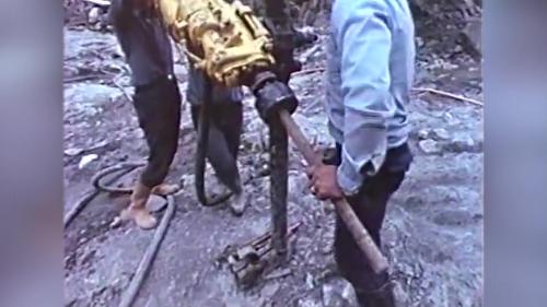 &nbsp;雖然我們在地層內對基礎岩石已經做以上的處理了，但是自然的岩石組織，難免仍有若干難以察覺的細小縫隙，是前面方法所處理不到的，因此我們在基礎的岩面上架設鑽機，做地毯式的向地層內鑽孔試灌水泥漿。