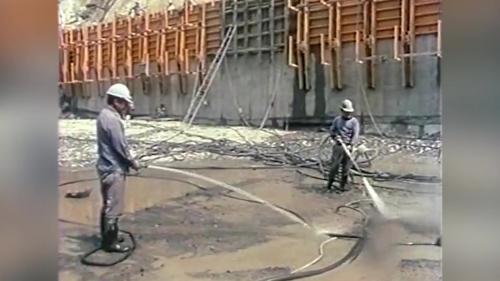 &nbsp;為使混凝土與岩石間有良好的結合，岩石面上需潔淨無塵，本工程就以每平方公分7公斤壓力的水槍噴洗，局部岩面上黏著岩垢水力沖洗不掉時，更以鋼刷洗刷，務使達到要求的潔淨程度。