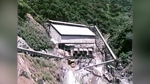 &nbsp;榮工處在狹隘山谷建立了可容5000立方公尺各級石料的儲料庫，傾卸車將合格石料運到儲料庫下側，傾卸至進料漏斗後，完全由自動系統的輸送皮帶運送到儲料庫，並轉運到大壩右岸的拌合