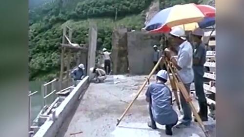 &nbsp;施工人員在裝設模板時，於上下游邊線每隔1.5公尺設一放樣點，預先計算其座標值據以放樣，即961個昇層共有22,488放樣點。