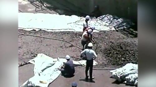 &nbsp;每一桶混凝土澆置於指定位置後，立刻以震動棒垂直插入新鮮混凝土中震動，一方面使混凝土因震波之流動而形成舖灑作用，另一方面使混凝土受震動而緊密，震動棒應嚴防碰及混凝土中埋設物。