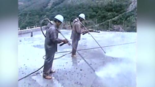 &nbsp;經過研究混凝土於6小時後仍有新濡沫形成，故本工程採用澆置24小時後，施以每平方公分420公近的高水壓沖洗，沖洗後的表面潔淨如新，從此後不會再有新濡沫形成。