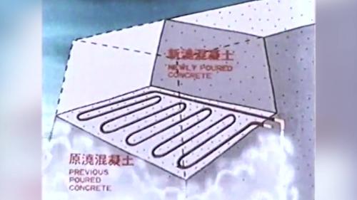 &nbsp;冷卻水幾經迴繞於混凝土中的管路，沿線吸收冷卻管四周混凝土水化之熱量，而於伸出壩體下游面外之管末排出，此項水冷必須連續施行不可中斷，則壩體中熱量因不斷為冷卻水所吸收，乃達成冷卻效果。