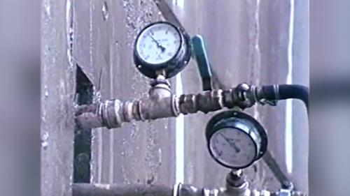 &nbsp;翡翠水庫大壩的垂直收縮縫，在壩體溫度冷卻到14℃時，收縮縫的開口經以混凝土收縮系數計算，約在5公釐左右，若不予灌漿填塞，則塊與塊間將各自獨立，水庫蓄水受壓時大壩將不能產生拱作用，所以溫度達到14℃時就須隨即灌漿。