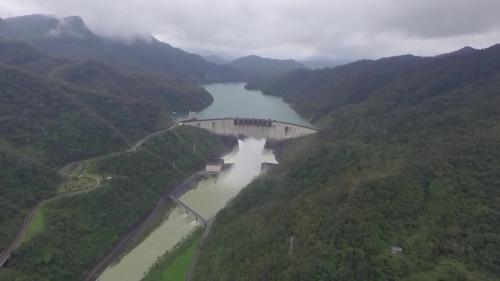&nbsp;翡翠水庫總蓄水量為4億600萬立方公尺，預計可供應大台北地區，至2030年自來水所需水源之要求。翡翠水庫從規劃到設計及施工，完全由國人靠自己的力量完成，也是國人自力興建的第一座大型拱壩。