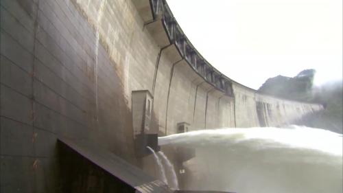 &nbsp;十二項建設翡翠水庫總蓄水量為4億600萬立方公尺，預計可供應大台北地區，至2030年自來水所需水源之要求，十二項建設翡翠水庫從規劃到設計及施工，完全由國人靠自己的力量完成，也是國人自力興建的第一座大型拱壩，榮工處為興建這座大壩。