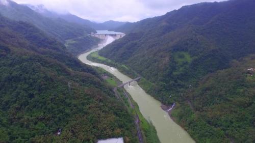 &nbsp;十二項建設翡翠水庫總蓄水量為4億600萬立方公尺，預計可供應大台北地區，至2030年自來水所需水源之要求，十二項建設翡翠水庫從規劃到設計及施工，完全由國人靠自己的力量完成，也是國人自力興建的第一座大型拱壩，榮工處為興建這座大壩。