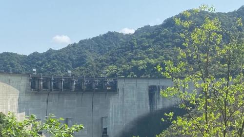 &nbsp;十二項建設翡翠水庫總蓄水量為4億600萬立方公尺，預計可供應大台北地區，至2030年自來水所需水源之要求，十二項建設翡翠水庫從規劃到設計及施工，完全由國人靠自己的力量完成，也是國人自力興建的第一座大型拱壩，榮工處為興建這座大壩。