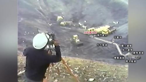 &nbsp;         在進水隧道洞口段15公尺，改用三層側導坑先進工法開挖，並打設預襯混凝土，開挖到達設計高程後，隨即組立進水口結構物鋼筋，採用假組立的變型模板，分塊打設進水口結構物混凝土。