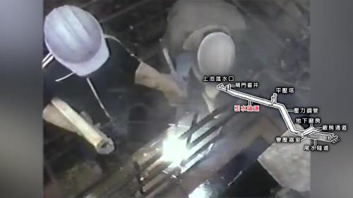 &nbsp;         閘門直井有兩座，可以阻隔日月潭水流，以利隧道檢修，直井底部之漸變隧道與進水口隧道及頭水隧道銜接貫通，頭水隧道為主要引水隧道，共二條，直徑7公尺每條長2,300多公尺。