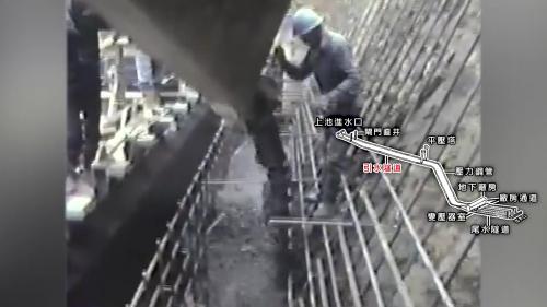 &nbsp;         閘門直井有兩座，可以阻隔日月潭水流，以利隧道檢修，直井底部之漸變隧道與進水口隧道及頭水隧道銜接貫通，頭水隧道為主要引水隧道，共二條，直徑7公尺每條長2,300多公尺。