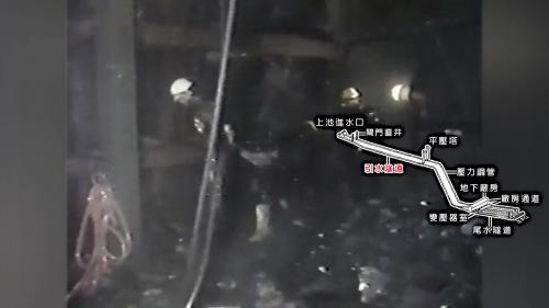 &nbsp;         閘門直井有兩座，可以阻隔日月潭水流，以利隧道檢修，直井底部之漸變隧道與進水口隧道及頭水隧道銜接貫通，頭水隧道為主要引水隧道，共二條，直徑7公尺每條長2,300多公尺。