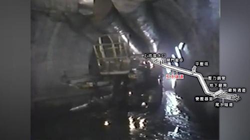 &nbsp;         首先在隧道中段，開設一條施工橫洞，通達主隧道位置，分別向上下游開挖，為趕赴工期，再從閘門直井及平壓塔施工橫洞處開挖，共以八個工作面同時進行。