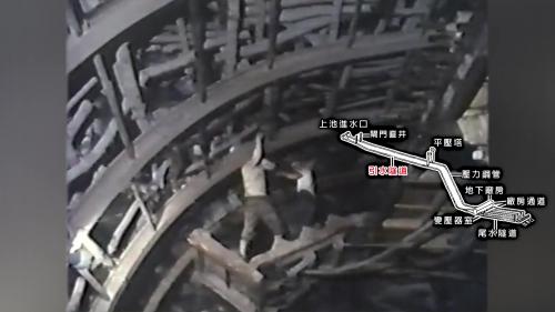 &nbsp;         將計算好的炸藥量，裝進岩盤鑽孔中引爆，開炸後的土石運到洞外指定的棄渣場廢棄，當開挖面清理乾淨，隨即架設鋼支保，支保與岩盤間的空隙，以原木或鋼石板來墊塞，用以支撐岩盤。