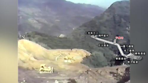 &nbsp;         平壓塔位於陡坡下臨深谷，土石明挖為14萬立方公尺，上水室直徑13公尺、高12公尺，底板高程與日月潭最高水位海拔748公尺相同。
