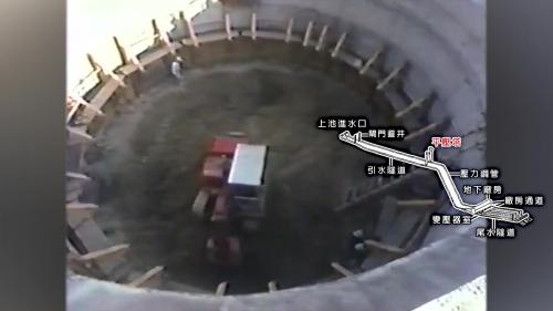 &nbsp;         平壓塔位於陡坡下臨深谷，土石明挖為14萬立方公尺，上水室直徑13公尺、高12公尺，底板高程與日月潭最高水位海拔748公尺相同。