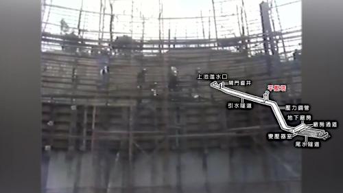 &nbsp;         平壓塔位於陡坡下臨深谷，土石明挖為14萬立方公尺，上水室直徑13公尺、高12公尺，底板高程與日月潭最高水位海拔748公尺相同。