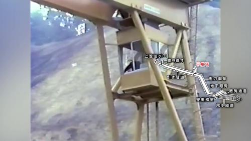 &nbsp;         開挖工作與邊坡水土保持，跟上水室結構混凝土同時進行，為開挖深邃的兩座直井，施工處自行設計門型吊車，作為材料機具運輸之用。