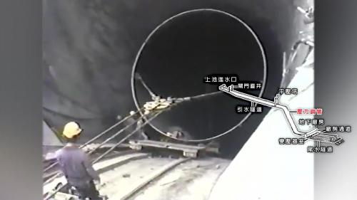 &nbsp;         明湖施工處設計一套專為傾斜段隧道施工使用的設備，在水平段及中間橫洞安裝捲揚機，隨開挖進行速度舖設軌道，在捲揚機一端裝配電動挖溝機平台及出渣台車，傾卸在捲揚機盡頭的卡車中，以轉運到隧道外。