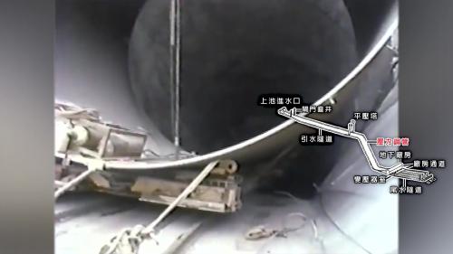 &nbsp;         壓力鋼管隧道開挖完成後，隨即由業主自底部向上，逐節安裝3公分至5公分厚的環型鋼管，每安裝一節，即由施工處進行回填混凝土，在嚴密的配合下，完成可承受高壓力的鋼管隧道。