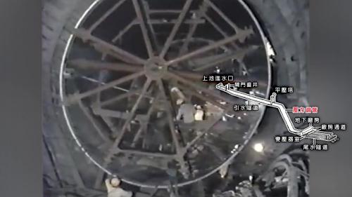 &nbsp;         壓力鋼管隧道開挖完成後，隨即由業主自底部向上，逐節安裝3公分至5公分厚的環型鋼管，每安裝一節，即由施工處進行回填混凝土，在嚴密的配合下，完成可承受高壓力的鋼管隧道。