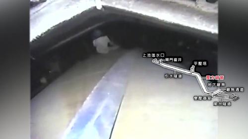 &nbsp;         壓力鋼管隧道開挖完成後，隨即由業主自底部向上，逐節安裝3公分至5公分厚的環型鋼管，每安裝一節，即由施工處進行回填混凝土，在嚴密的配合下，完成可承受高壓力的鋼管隧道。