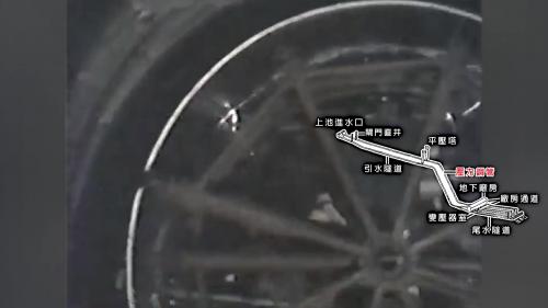 &nbsp;         壓力鋼管隧道開挖完成後，隨即由業主自底部向上，逐節安裝3公分至5公分厚的環型鋼管，每安裝一節，即由施工處進行回填混凝土，在嚴密的配合下，完成可承受高壓力的鋼管隧道。