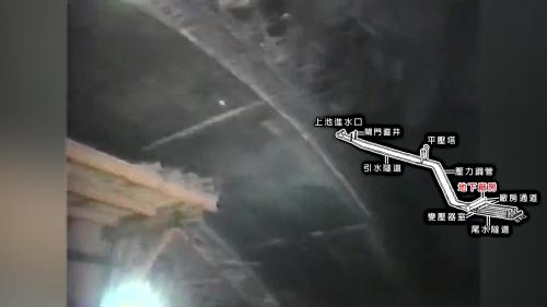 &nbsp;         並打設第一分塊4.5公尺長的頂拱混凝土，第一塊混凝土凝結後，自走式鋼模移動到下一塊4.5公尺的位置，一端開挖一端襯砌，全長127.2公尺的電廠頂拱。