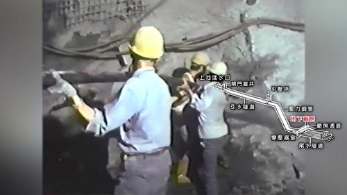 &nbsp;         在地下開挖這麼大的斷面，岩盤中空會產生很大的側向壓力，基於安全考量，在每一分層開挖完成時，隨即打設預力鋼鍵，將側壁岩盤鎖住，以避免造成崩落。