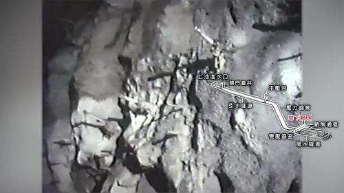 &nbsp;         在地下開挖這麼大的斷面，岩盤中空會產生很大的側向壓力，基於安全考量，在每一分層開挖完成時，隨即打設預力鋼鍵，將側壁岩盤鎖住，以避免造成崩落。