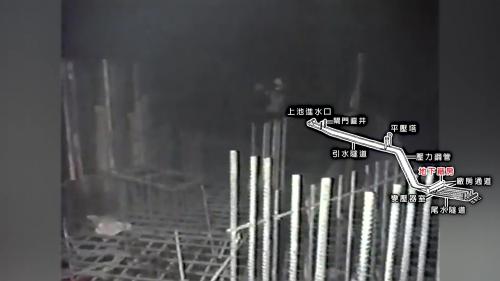 &nbsp;         主體開挖後，將側壁混凝土打設完成，接著配合業主各項配管作業及裝機進度，逐層澆置各層樓板及二次混凝土，這項複雜精密的工程，於1984年12月9日完成全部結構物混凝土打設。