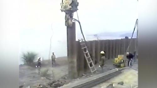 &nbsp;         當進水口結構物與進水口隧道，以及閘門直井全部施工完成後，開始拔除鋼板樁，挖除圍堰頂部，同時關閉閘門，以防止潭水進入頭水隧道，並將日月潭的水引入圍堰內。