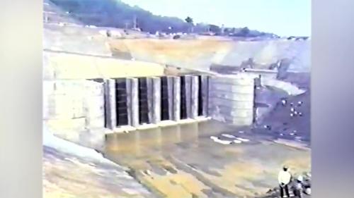 &nbsp;         當進水口結構物與進水口隧道，以及閘門直井全部施工完成後，開始拔除鋼板樁，挖除圍堰頂部同時關閉閘門，以防止潭水進入頭水隧道，並將日月潭的水引入圍堰內。