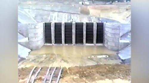 &nbsp;         當進水口結構物與進水口隧道，以及閘門直井全部施工完成後，開始拔除鋼板樁，挖除圍堰頂部同時關閉閘門，以防止潭水進入頭水隧道，並將日月潭的水引入圍堰內。