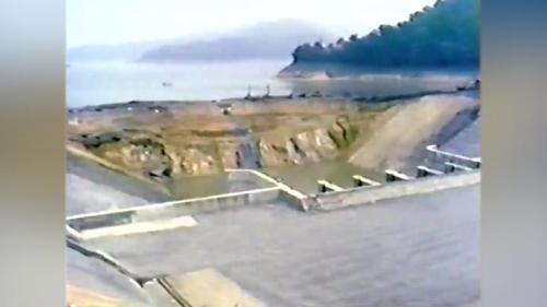 &nbsp;         等天然擋水圍堰內外側的水位接近平衡時，在圍堰上方鑽孔至底部岩盤面，並埋入炸藥接妥雷管線將圍堰炸除，再以水中開挖方式，將水底引水道挖至日月潭平均最底水位之下約12公尺深。