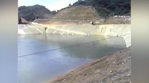 &nbsp;         等天然擋水圍堰內外側的水位接近平衡時，在圍堰上方鑽孔至底部岩盤面，並埋入炸藥接妥雷管線將圍堰炸除，再以水中開挖方式，將水底引水道挖至日月潭平均最底水位之下約12公尺深。